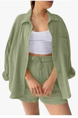 Stilvoller Sommer-Look: Zweiteiliges Set mit Blusenshirt und High-Waist-Shorts. 