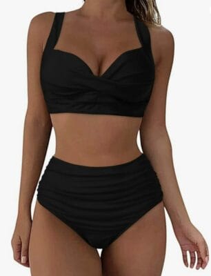 Stilvoller Bikini mit Bauchweg-Effekt. Push-Up-Oberteil und Badeshorts.