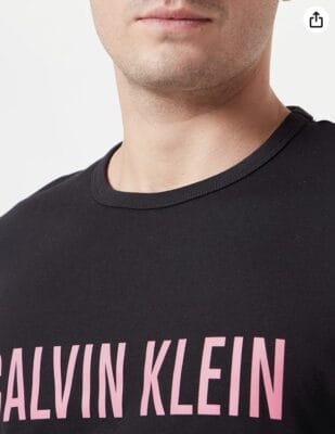 Calvin Klein Herren T-Shirt: Schwarz mit Fuchsia Rose Logo, nachhaltig produziert, authentisch, stilvoll und komfortabel.