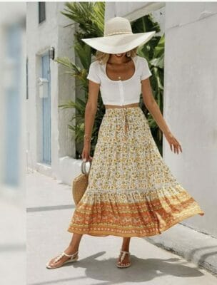 Bohemian Strandrock mit Blumendruck - Sommerliches Outfit für Strandspaziergänge.