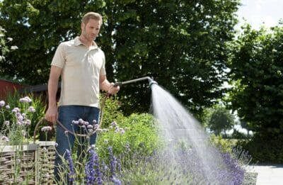 Gardena Premium Gießstab: Robust, frostsicher, 3 Strahlarten, Einhandbedienung, ideal für Gartenbewässerung und Reinigung.