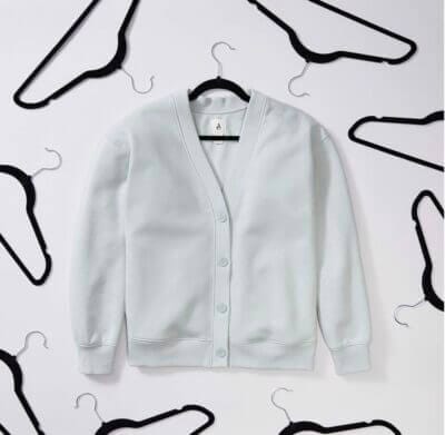 Organisiere deinen Kleiderschrank mit dem 30er-Pack Amazon Basics Samtbügel-Set für Anzüge.