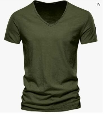 Das Sport Shirt für Herren bietet einen klassischen Rundhalsausschnitt und kurze Ärmel, was es zu einem zeitlosen Kleidungsstück für jede Gelegenheit macht.