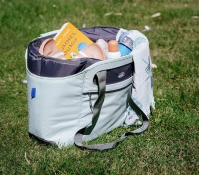 Entdecke die alfi isoBag, eine stylische Thermo-Kühltasche in Mintgrün – perfekt für heiße Tage!
