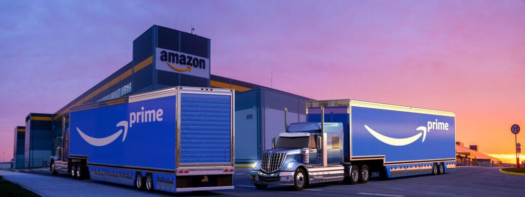 Amazon Warehouse mit zwei Trucks im Vordergrund. Das Bild symbolisiert die Amazon Warehouse Deals Deutschland