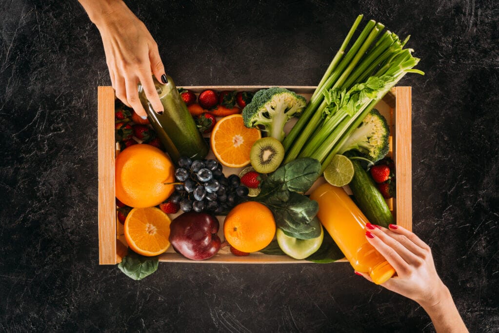 Auswahl an frischen Lebensmitteln wie Obst und Gemüse in einer Box