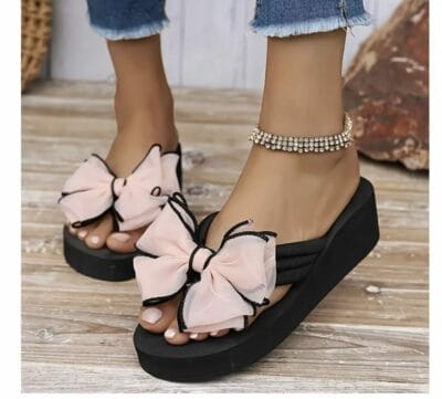 Bestelle jetzt deine Damen Plateau Slipper mit Zehentrenner und genieße den Sommer in vollen Zügen