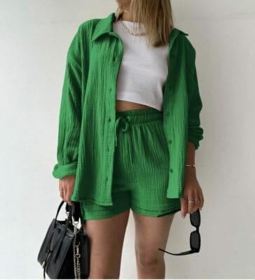 Bestelle jetzt und mach Deinen Sommer zu einem modischen Highlight mit diesem vielseitigen und unverzichtbaren Outfit!