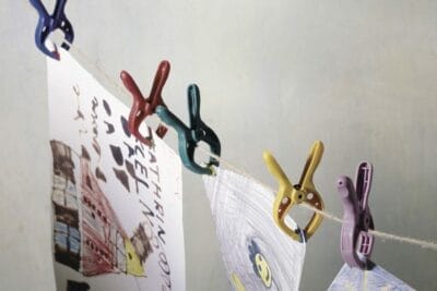 wolfcraft microfix Mini-Federzwinge: 20 mm Spannweite, universell einsetzbar, ideal für Modellbau, verschiedene Farben.