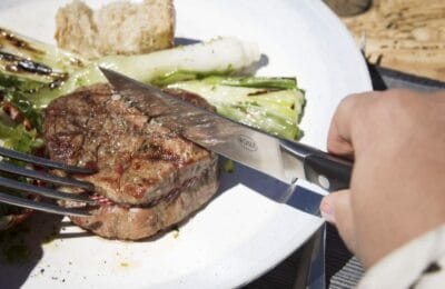 Hochwertiges Steakmesser-Set: Scharfe Klingen, ergonomische Griffe, in praktischer Holzbox. Perfekt für Fleischliebhaber!
