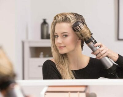 Die Remington Warmluftbürste Keratin Protect kommt mit drei praktischen Aufsätzen: zwei Rundbürsten und einem Haaransatz-Booster.