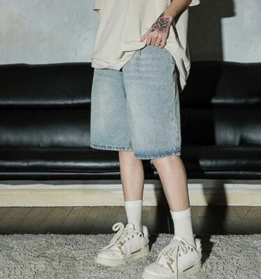 Stylische Bermuda Cargo Shorts für Herren: Komfortabel, praktisch und perfekt für den Sommer. Vintage 90er-Design.