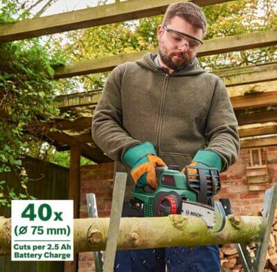 Bosch Akku Kettensäge UniversalChain 18: Leicht, kompakt, werkzeugloses Kettenwechseln, ideal für Garten- und Heimprojekte.