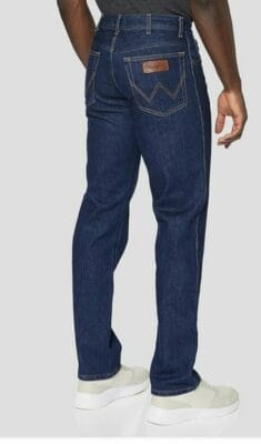 Investiere in Qualität und Stil mit der Wrangler Herren Texas Jeans.