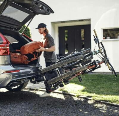 Thule EasyFold XT Fahrradträger montiert im gekippten Zustand