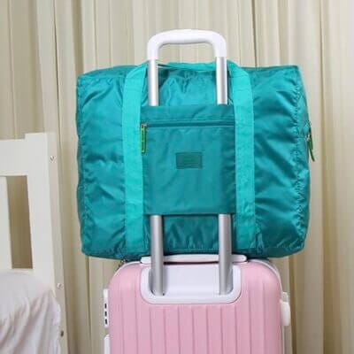 handgepaecktasche auf Koffer