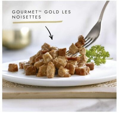 Nestlé PURINA Gourmet Gold angerichtet auf einem Teller mit einem kleinen Stück Petersilie