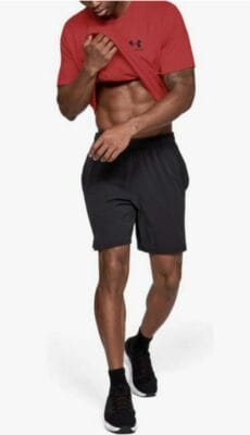 Under Armour Herren Sportstyle T-Shirt getragen von einem sportlichen Model