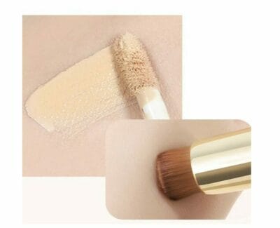  Mit dem flüssigen Concealer mit Pinsel bist du bestens ausgerüstet für jede Situation. 