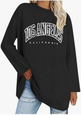 Mach Dich bereit für modische und entspannte Sommermomente mit diesem trendigen Langarmshirt!