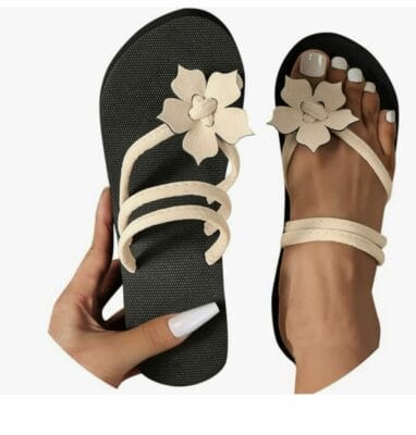 Warte nicht länger – diese modischen Wedges mit Peep Toe und Blumendekoration warten darauf, Deine neuen Lieblingsschuhe zu werden und Dir in jeder Situation ein gutes Gefühl zu geben!