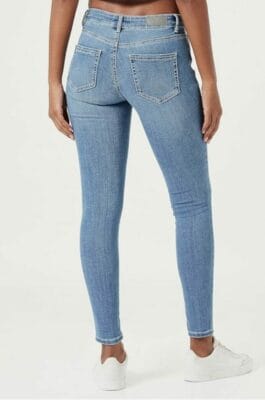 Hol Dir jetzt die Vero Moda Damen Jeans und setze ein modisches Statement, das Deinen Stil perfekt unterstreicht!