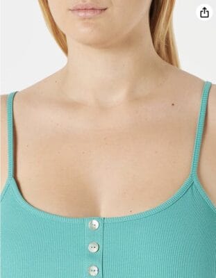 Hochwertiges, dehnbares Top von ONLY: 95% Baumwolle, 5% Elasthan, pflegeleicht und vielseitig kombinierbar.