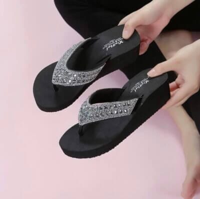 Elegante Sommer Sandalen: Glitzer-Strasssteine, weiches Fußbett, ideal für Pool, Strand und Outdoor-Aktivitäten.