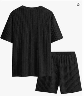 Dieses bequeme TIMELYE Freizeitanzug Set bestehend aus T-Shirt und passender Shorts ist ideal für warme Sommertage. 