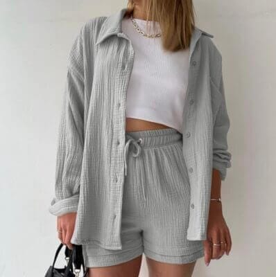 Stilvoller Damen Zweiteiler: Musselin Bluse und Shorts, bequem, ideal für Sommer und Freizeit.