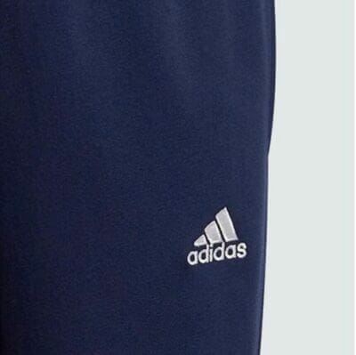 adidas Logo als Detailansicht auf der Jogginghose