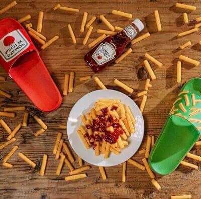 Badeschuhe Set mit je einer unterschiedlichen Schlapp im Pommes und Ketchup Design