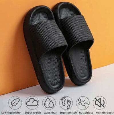 Sumvov Cozyslides Original Schlappen an der Wand gelehnt