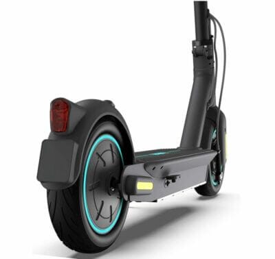 Segway-Ninebot MAX G30D II von hinten. Zu sehen ist auch das rote Bremslicht.