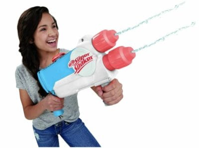Super Soaker Barracuda Wasserpistole im Einsatz