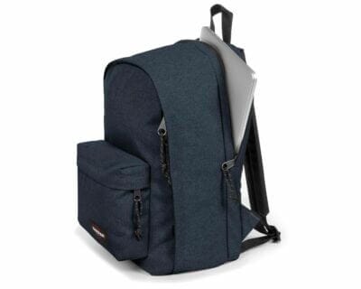 Stylischer Eastpak Rucksack: 27L, Laptopfach, Denim-Look, bequem gepolstert für Alltag und Arbeit.
