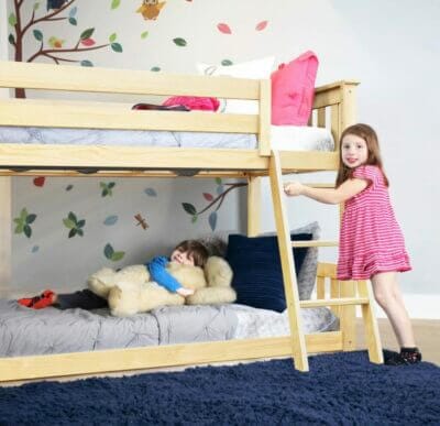 Max & Lily Etagenbett Deko Beispiel mit spielenden Kindern