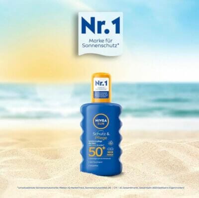 NIVEA Sun Sonnencreme Schutzsspray Nr 1 der Sonnenschutzssprays, Bild auf Strandkulisse 