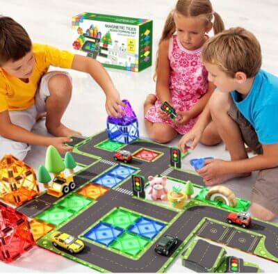 56-teiliges Straßenaufsatz-Set: Kompatibel, langlebig, fördert Kreativität und motorische Fähigkeiten, ideal für Kinder.
