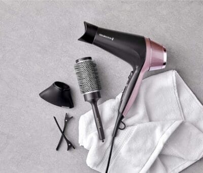 Leistungsstarker Remington Haartrockner mit Ionen-Technologie, 3 Heizstufen, Locken- und Glättaufsatz, Diffusor.