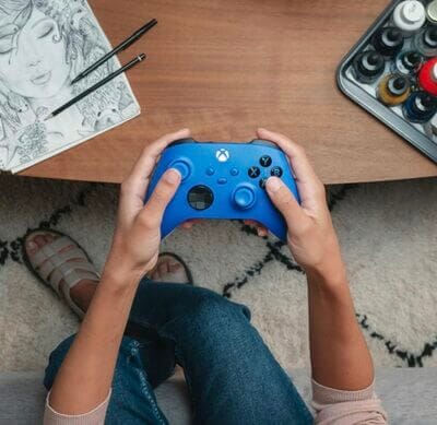 Xbox Wireless Controller in Shock Blue im Einsatz