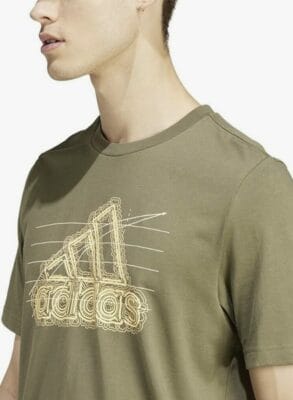 Adidas T-Shirt mit Logo auf der Brust in der Detailansicht