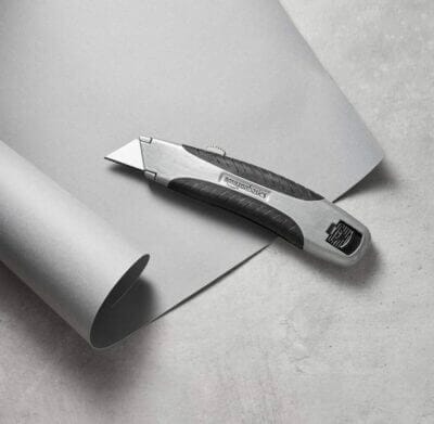 Amazon Basics Teppichmesser auf grauem Papier