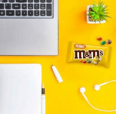 M&M'S Peanut Großpackung (24 x 45 g) - 37% Rabatt 6 M&M'S Peanut Beispielbild im Homeoffice