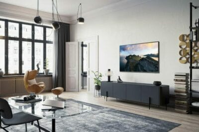 Samsung QLED 4K Q70D Fernseher in 75 Zoll montiert im Wohnzimmer an der Wand