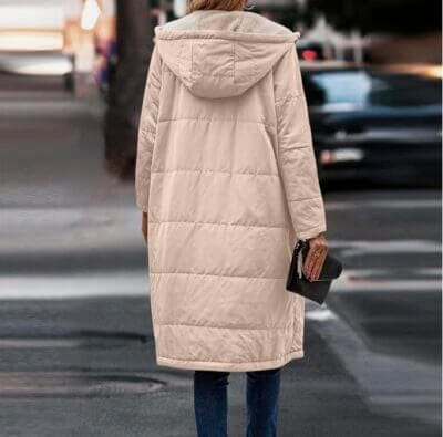 Eleganter Steppmantel für Damen: Winddicht, warm gefüttert und ideal für kalte Wintertage.
