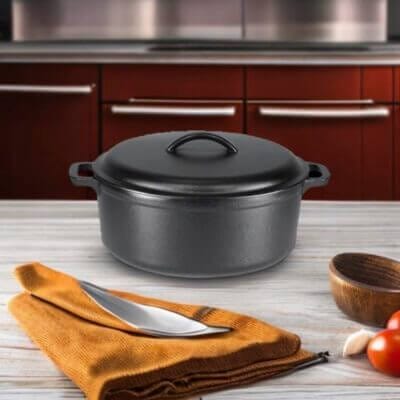 Amazon Basics Gusseisen Schmortopf: 6,62 l, zwei Griffe, ofenfest bis 260° C, vielseitig einsetzbar.