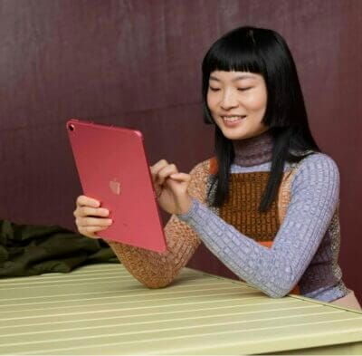 Apple iPad (10. Generation) in rot in Benutzung