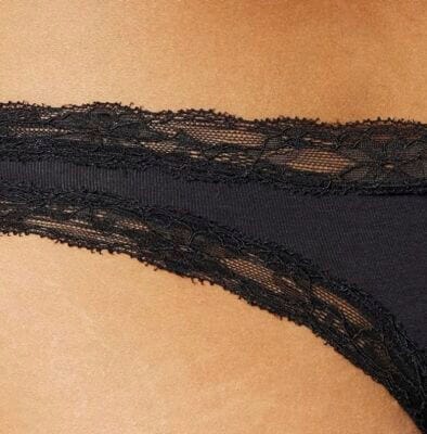 Iris & Lilly Damen Tanga-Set: 5er-Pack, minimalistisch, elegant mit Spitze und Plastik-Hakenverschluss.