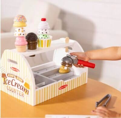 Melissa & Doug Eisdiele aus Holz, 28-teilig, ab 3 Jahren, perfekt für Rollenspiele mit Eiscreme.